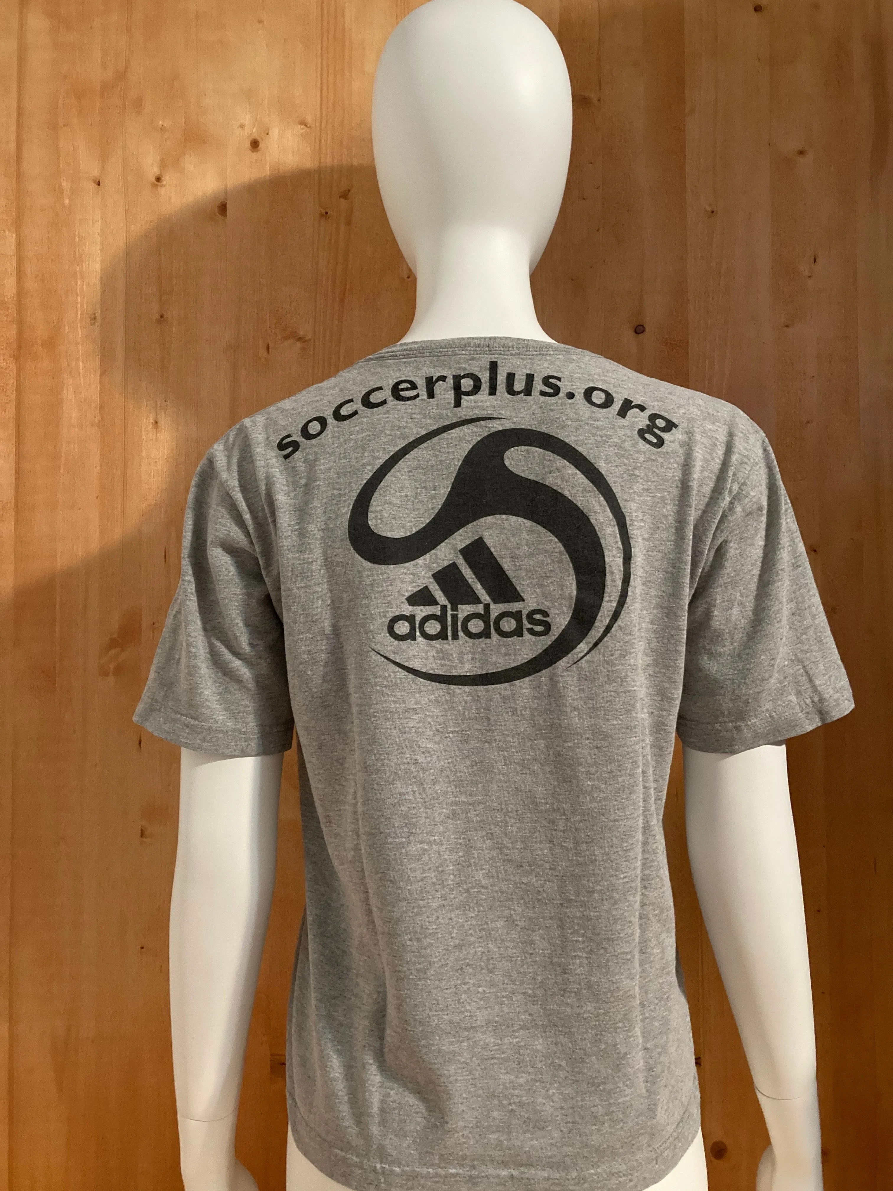 ADIDAS "SOCCER PLUS EST 1982" SOCCERPLUS.ORG Graphic Print Kids Youth Unisex T-Shirt Tee Shirt L Large Lrg Gray Shirt