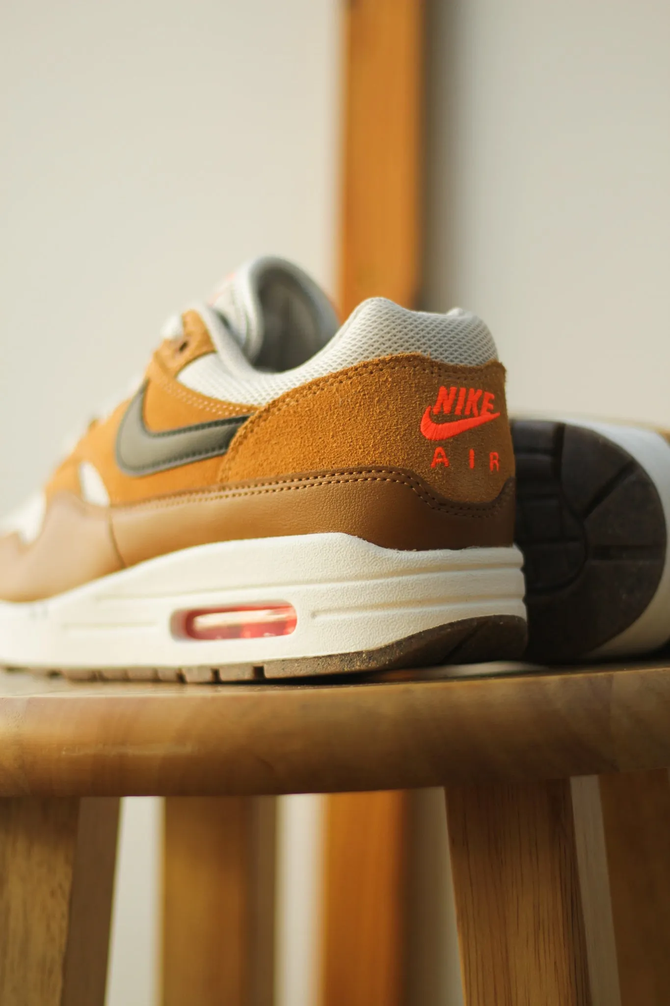 AIR MAX 1 ESS "LIGHT BONE"