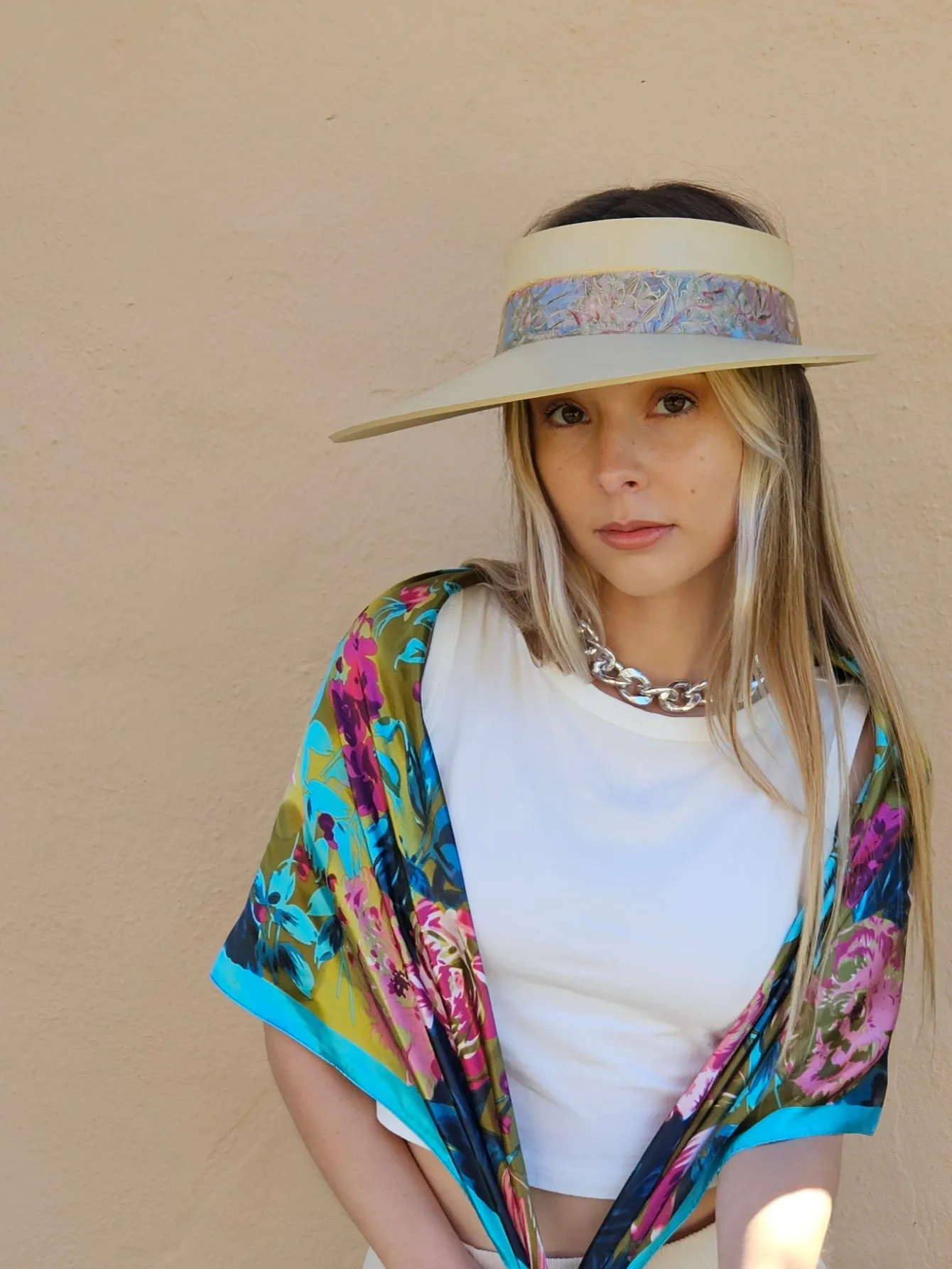 Beige "LadyEVA" Visor Hat with Multicolor Floral Band