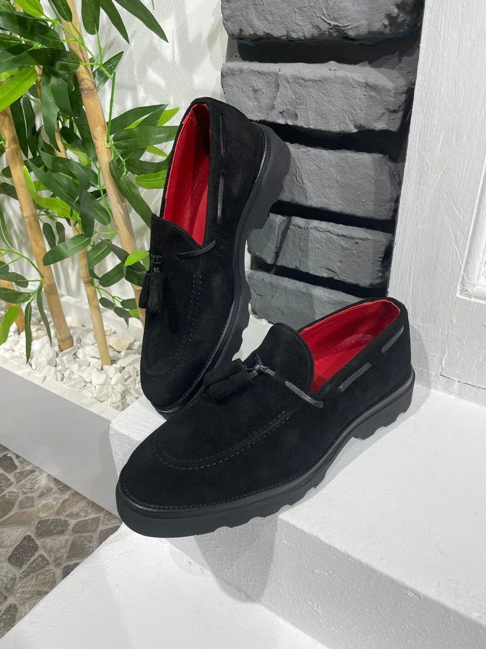 Men's Black Suede Loafers with Tassel Detail – Elegant and Comfortable Footwear for Formal and Casual Occasions.