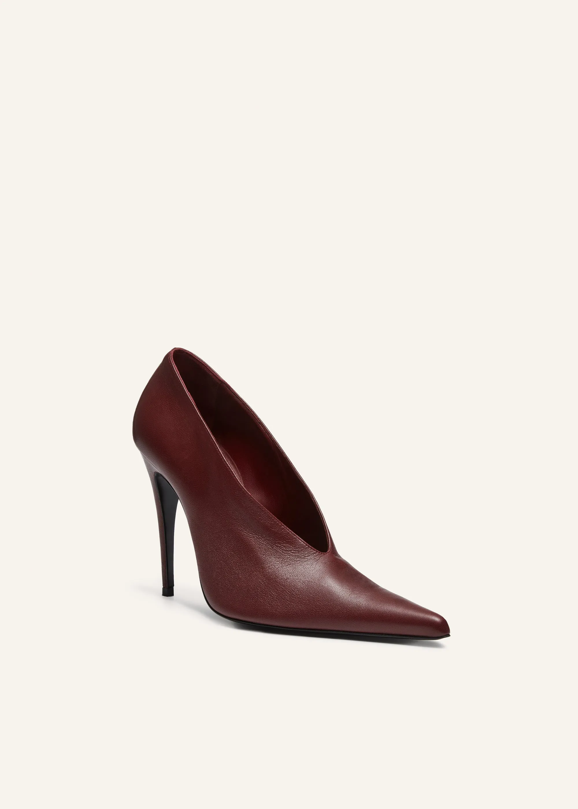 Pointed pumps in burgundy leather