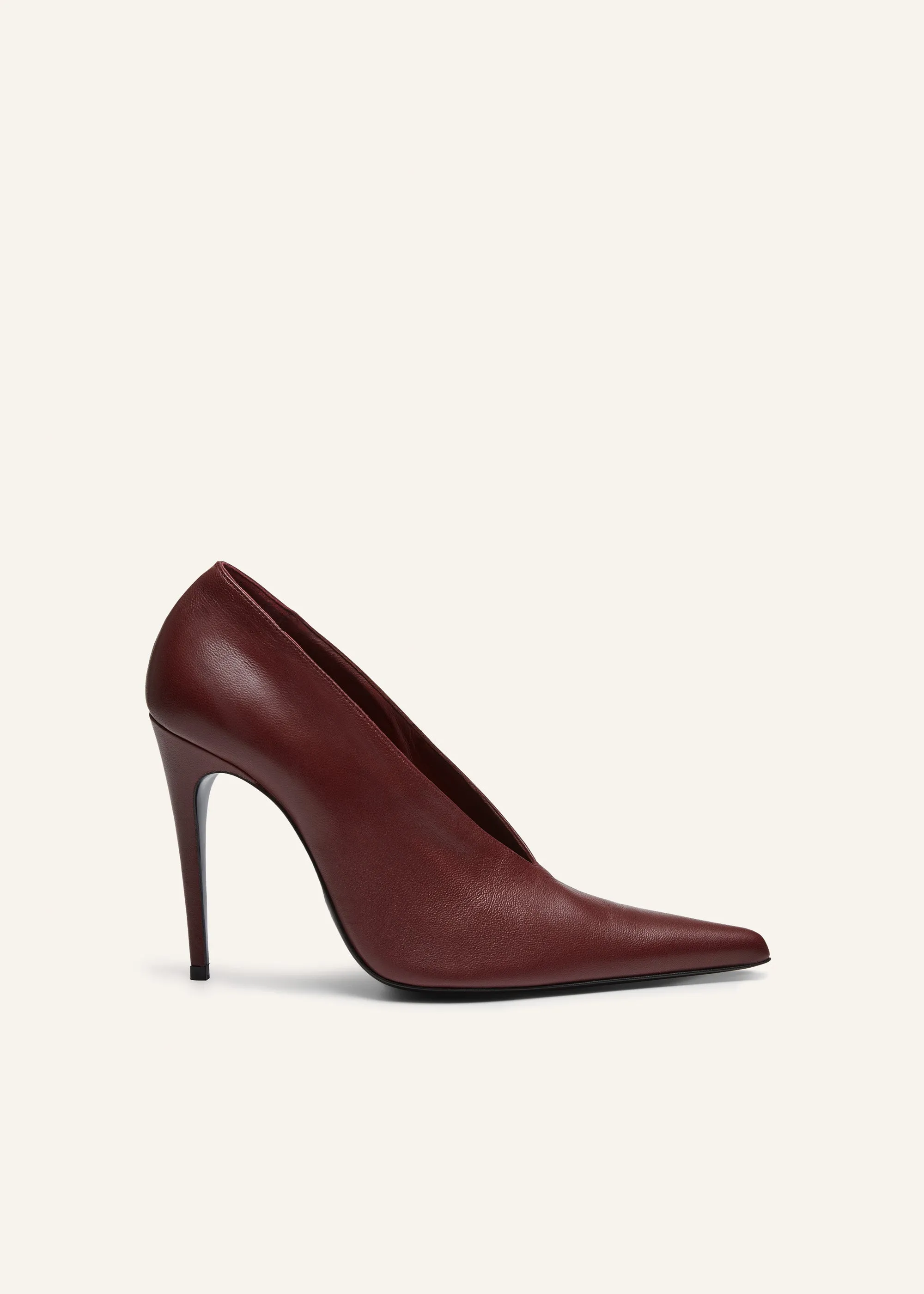 Pointed pumps in burgundy leather