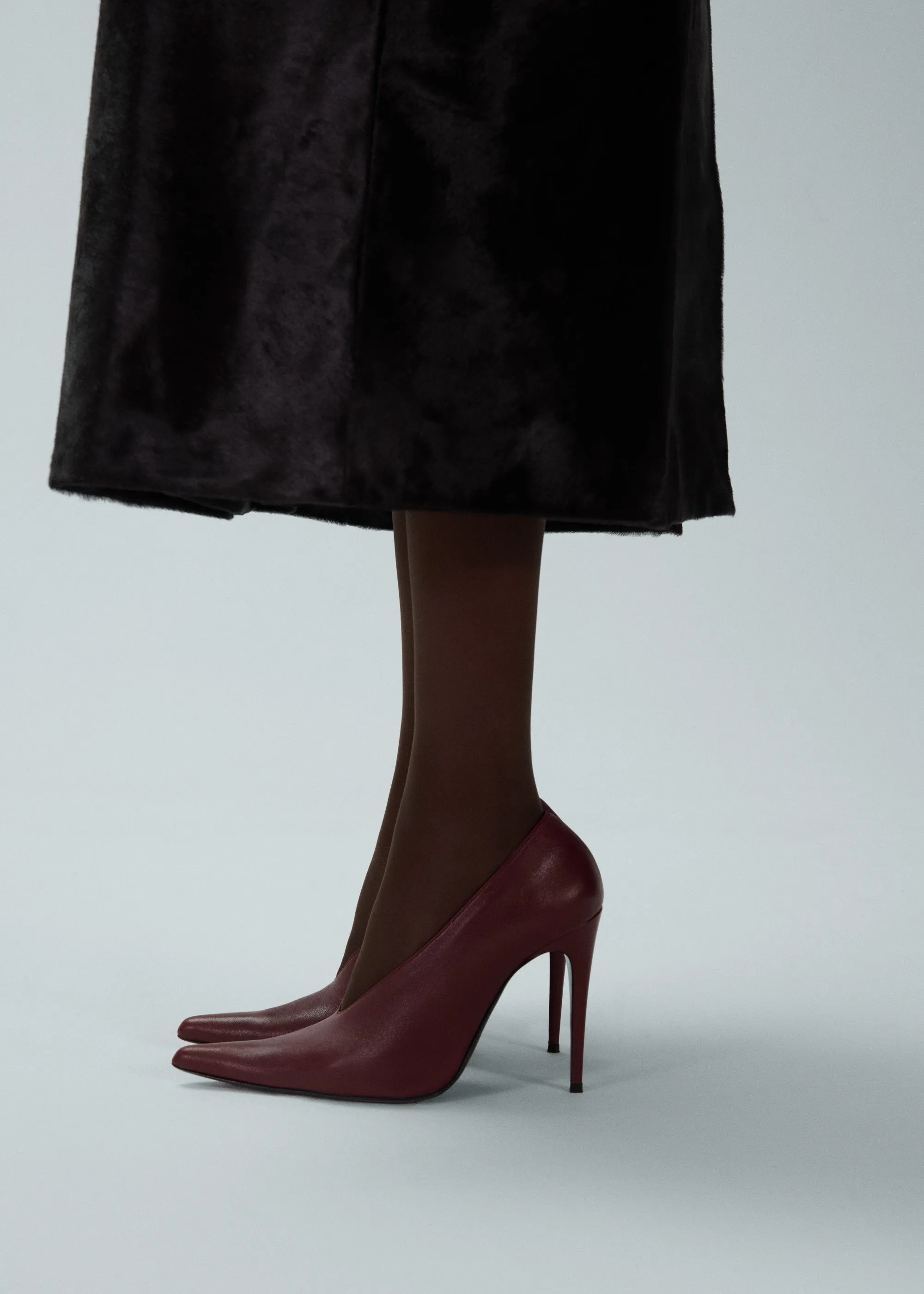 Pointed pumps in burgundy leather