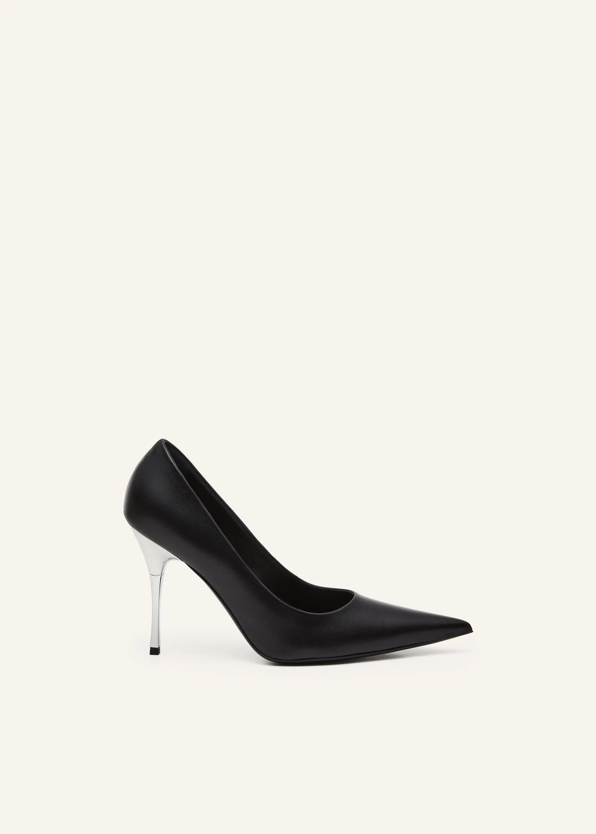 Pointed-toe pumps in black leather