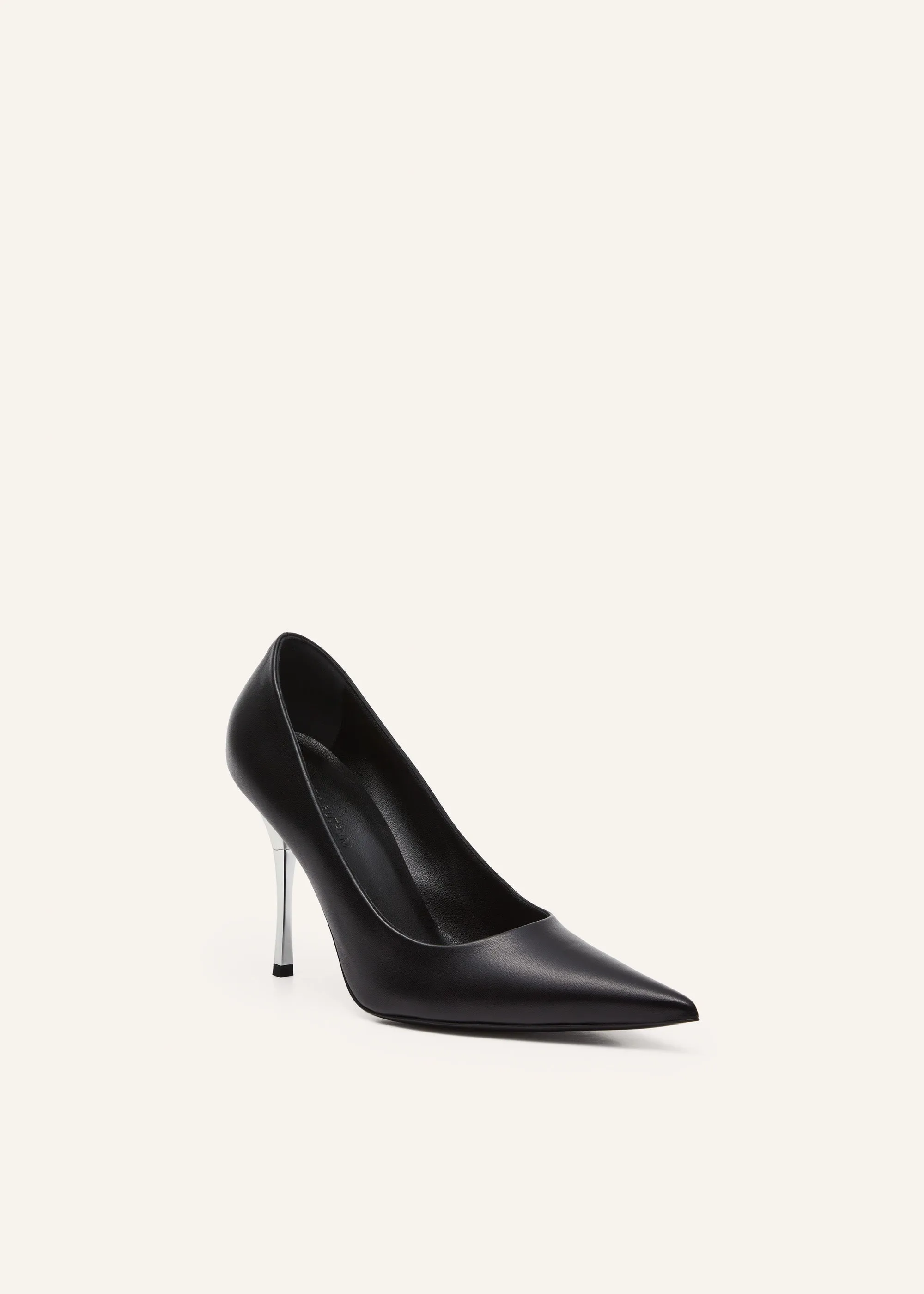 Pointed-toe pumps in black leather